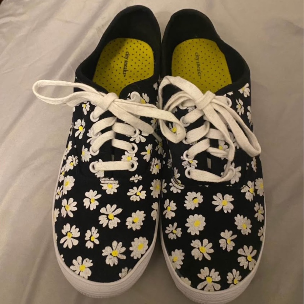 Black and White Floral Sneakers with Classic Low-Top Design